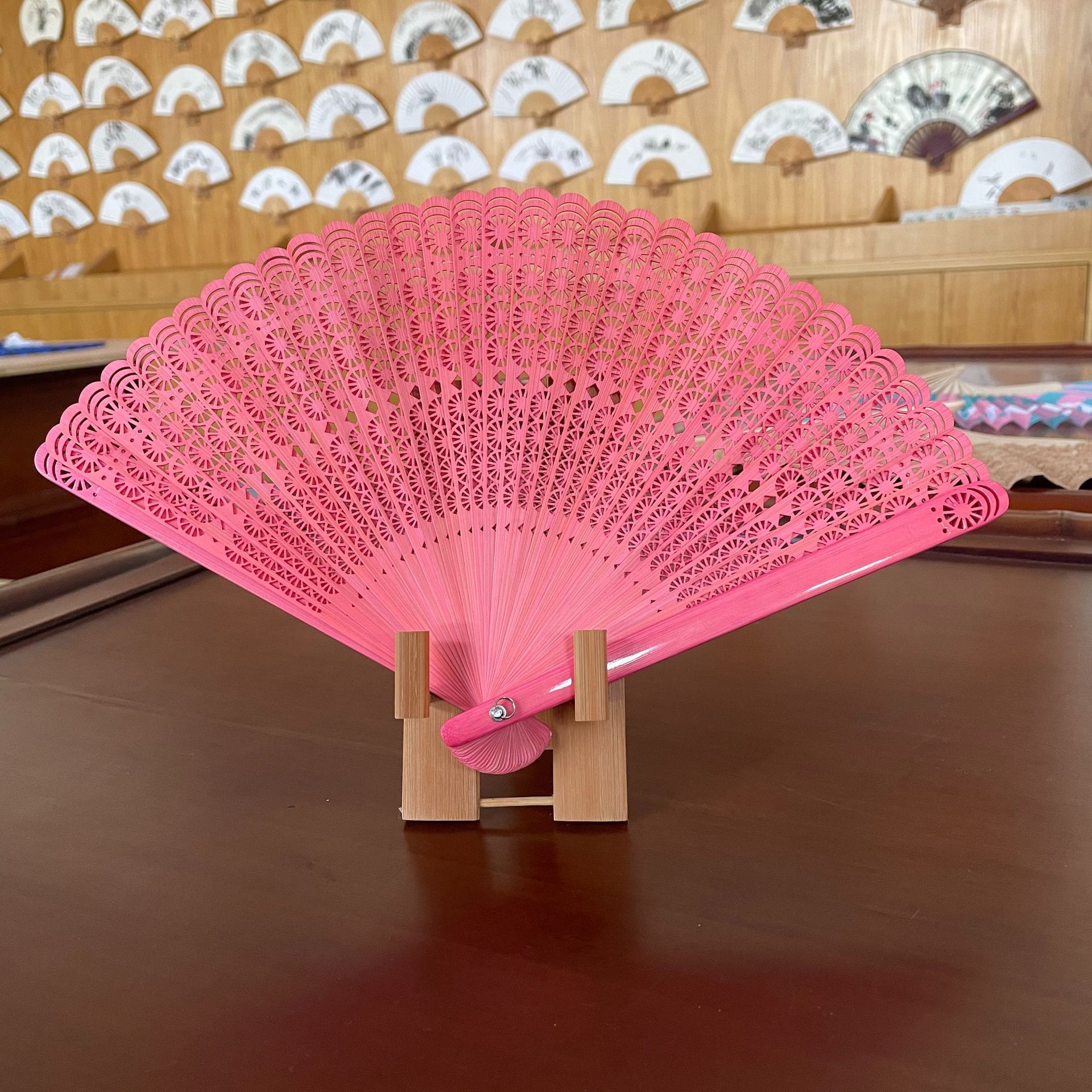 Estilo chino moda nacional de bambú hueco plegable completo ventilador de bambú ventilador de regalo de estilo europeo estilo antiguo hanfu plegable ventilador en stock al por mayor
