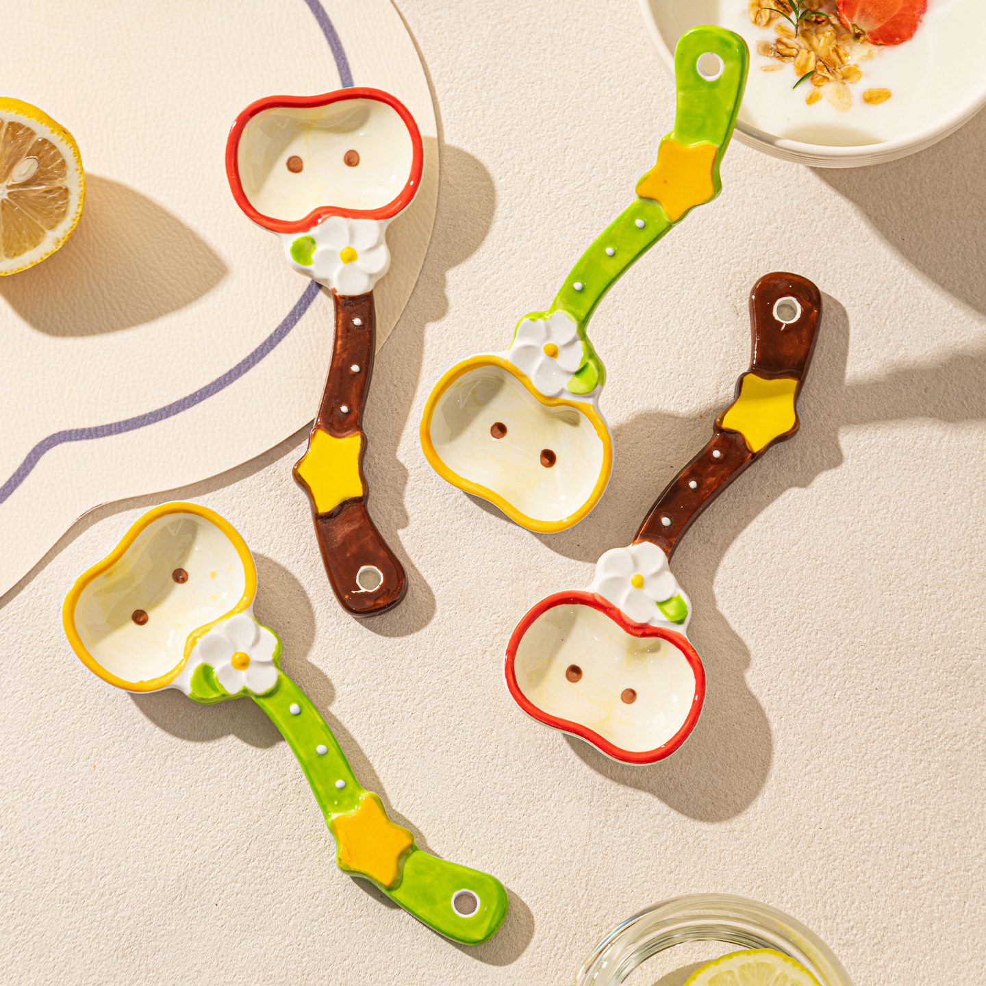 Cuchara de mango largo de manzana de dibujos animados adorable comida especial para niños dulces caseros cuchara de yogur de cerámica de grado alimenticio