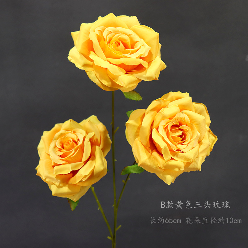 Una rosa amarilla de tres cabezas tipo B