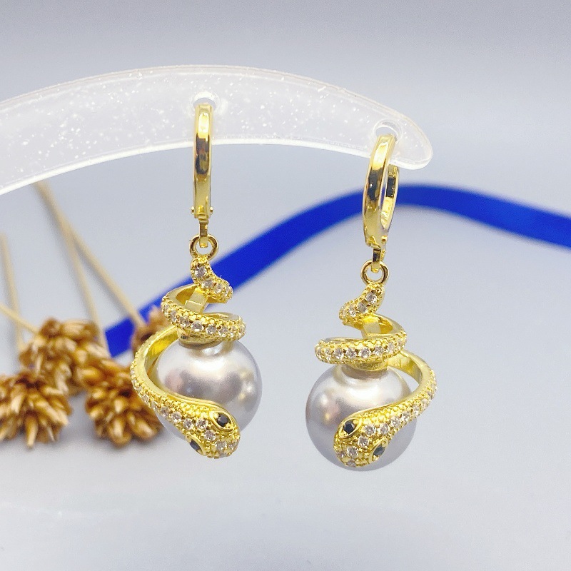 Retro small design earrings from pearl