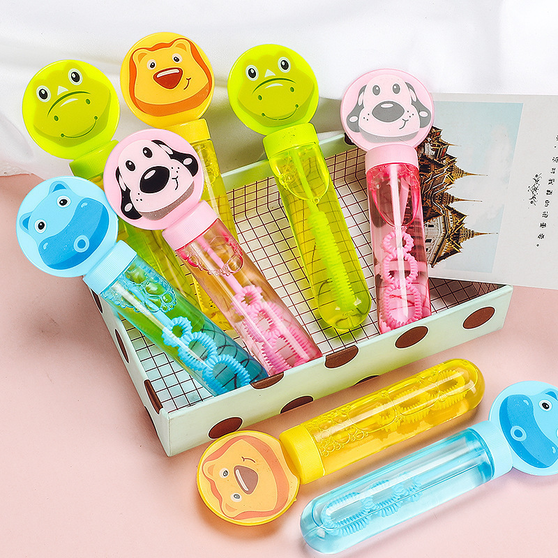 夜市の屋台、小物、義烏の赤い光る小さなおもちゃ、子供向けギフトを販売する屋台|undefined