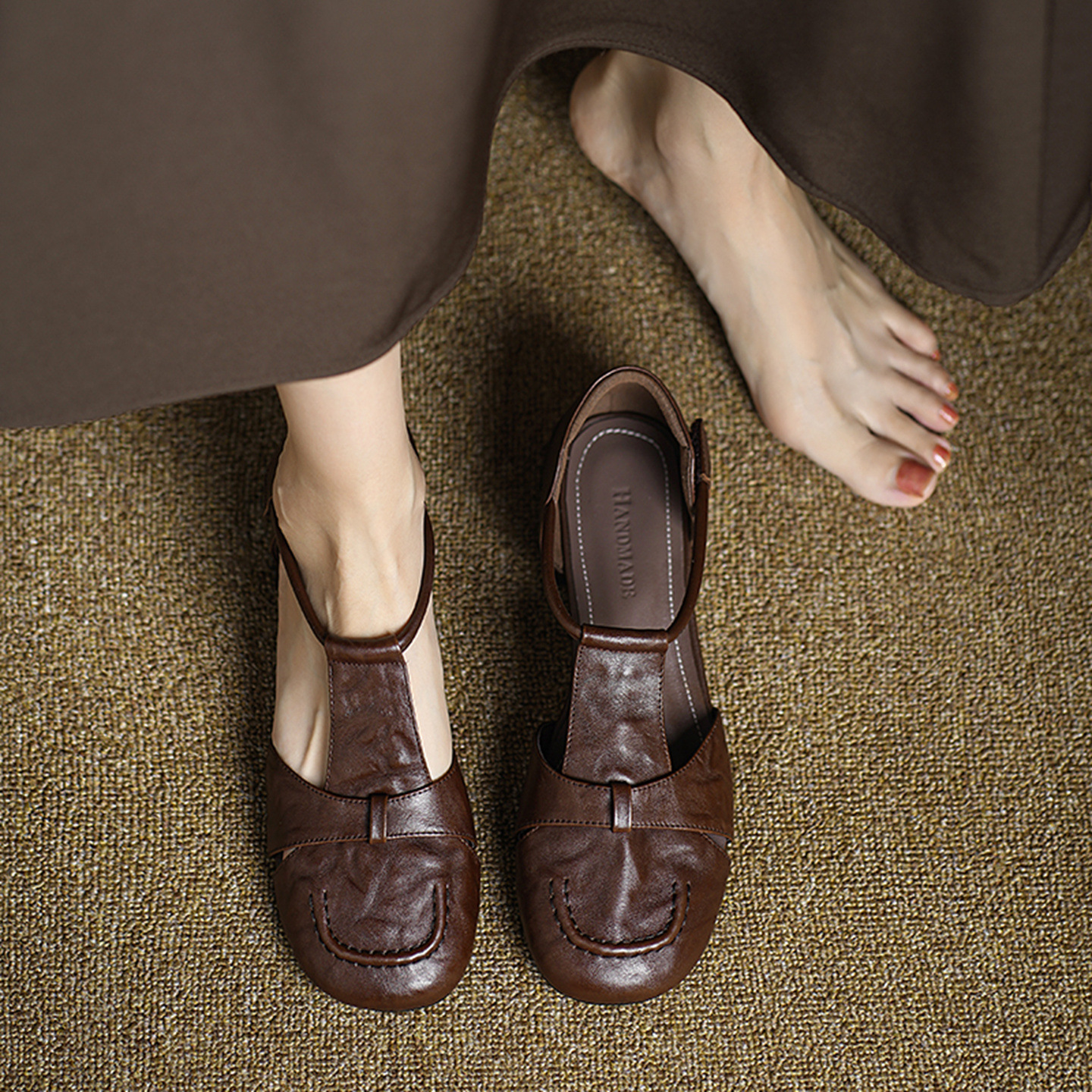 Dép sandal nữ da bò kiểu retro quai chữ T, mũi kín, gót thấp — màu nâu