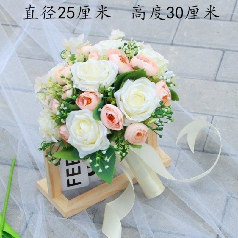 手に花を持つ新婦の韓国式結婚式の領収書のシミュレーションの花束の森系のウェディングドレスの撮影の道具の手に花をささげます。|undefined