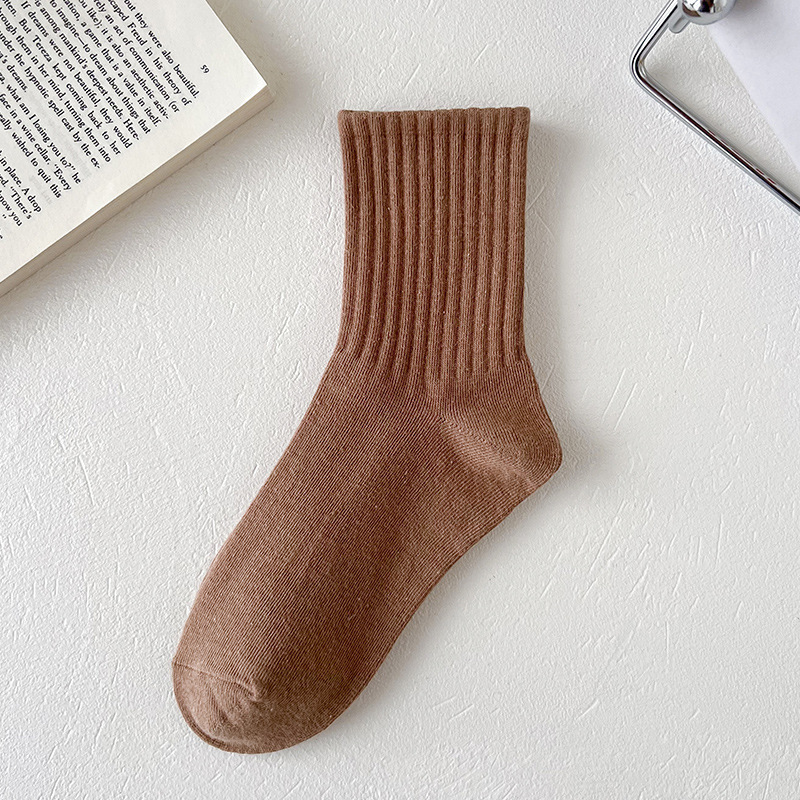 Otoño nuevos calcetines blancos de las mujeres deportes casual alto elástico color sólido media pantorrilla longitud calcetines de algodón negro Zhuji venta al por mayor