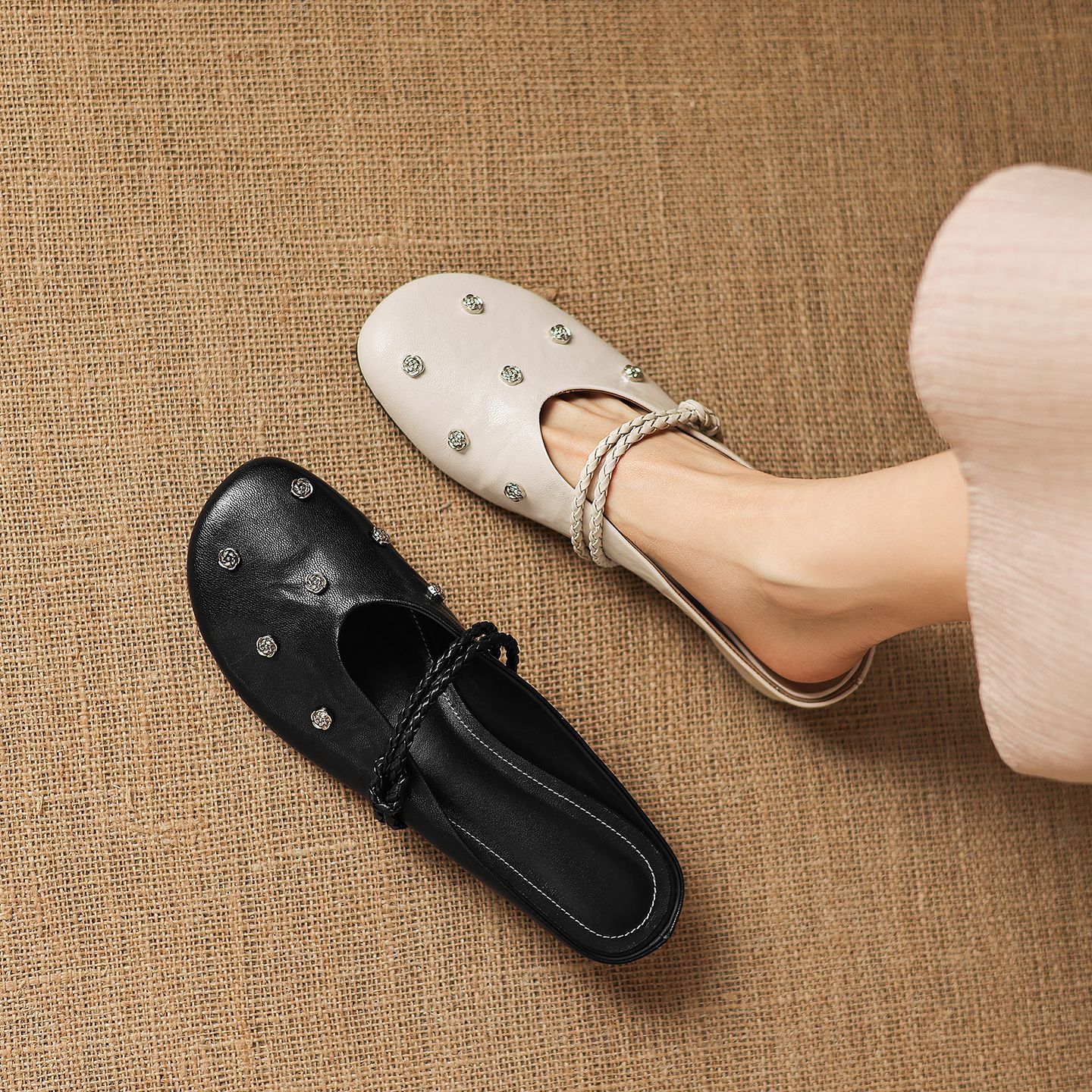 Sandal nữ mũi bít da dê quai ngang gót thấp — đen