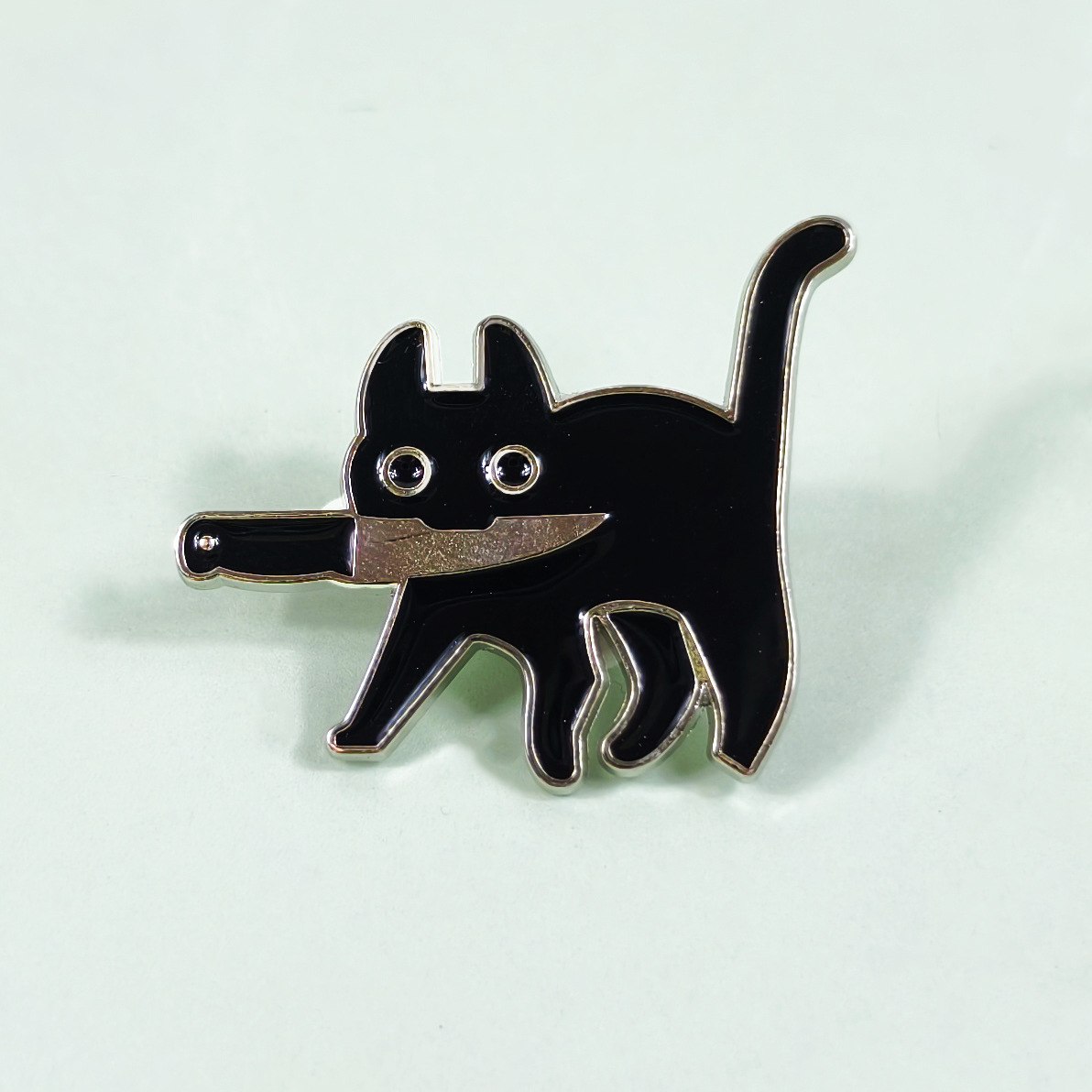 Personalidad, divertido, cuchillo, gato, insignia de metal, cuchillo, letras en inglés, decoraciones creativas, broche de ropa de aceite de goteo de aleación