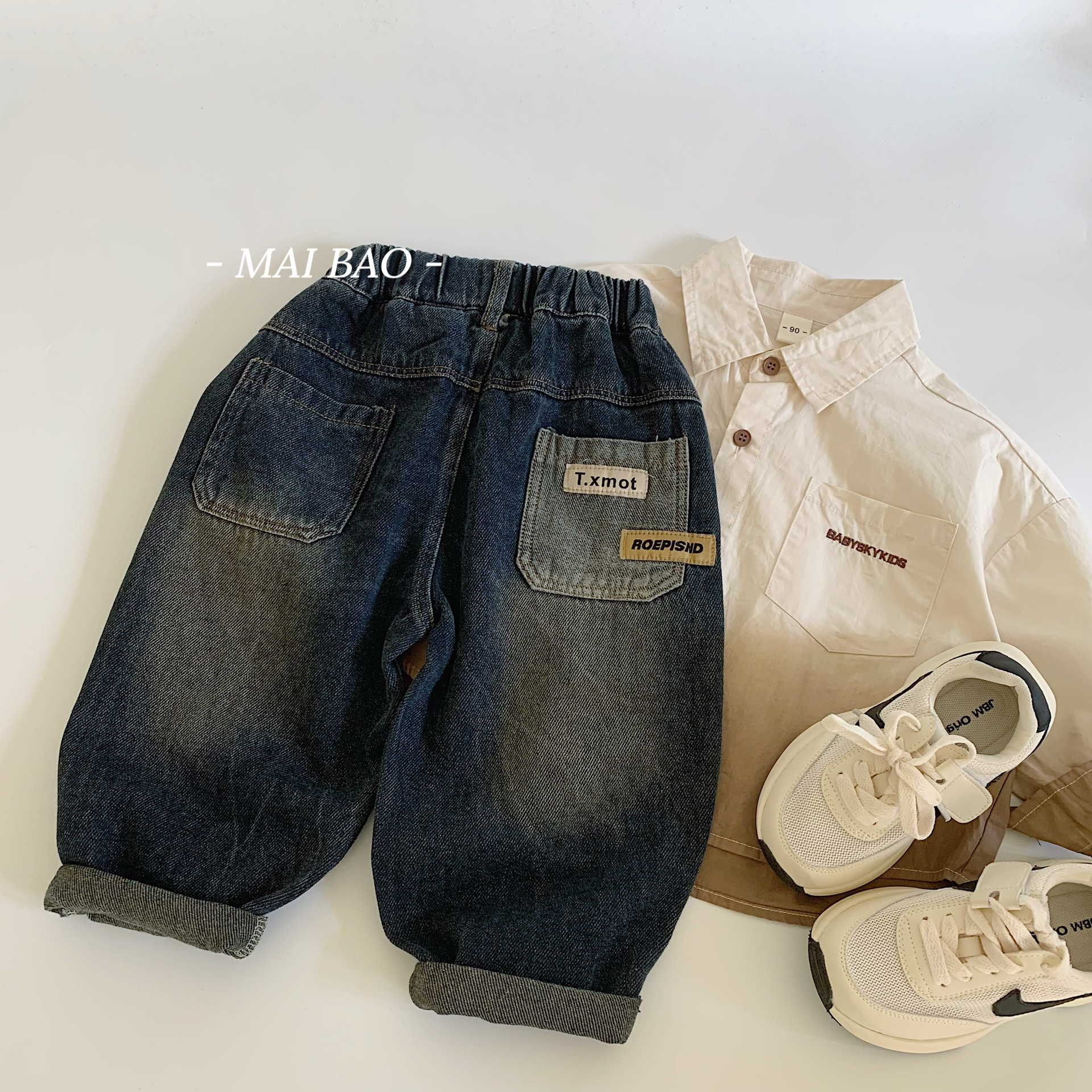 Jeans infantiles Mai Bao de primavera y otoño de 2025, nuevos productos para niños, pantalones casuales de bolsillo de dos colores coreanos, pantalones largos de estilo exterior.