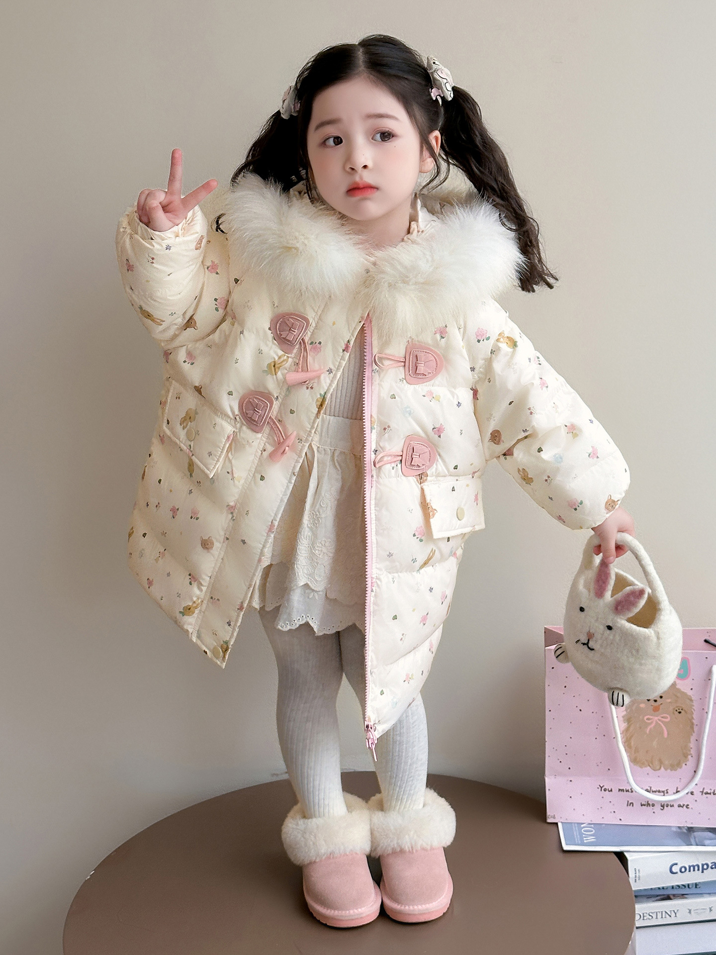 Chaqueta de invierno de niñas 2025, nuevo estilo de estilo occidental bebé femenino, ropa de invierno cálida y gruesa, chaqueta de invierno blanca muy bonita.