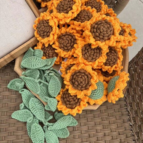 The new  spring sunflower leaf pendant was born as the keychain and car pendant.