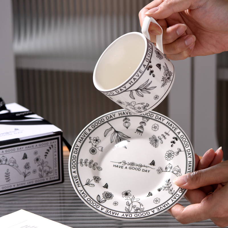 Pinellia Flower Small Fragrant Coffee Taza y platillo Valor nominal Taza de té de la tarde con la mano Taza de agua de sentido retro