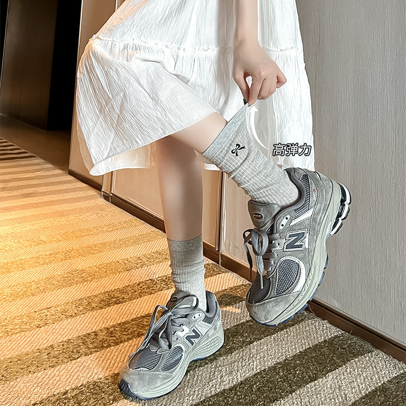 Calcetines grises de pila de mujeres bordadas arco dulce primavera y verano delgados calcetines de algodón transpirables al por mayor