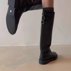 羊皮版~英伦风真皮圆头骑士靴女2025新款百搭皮带扣平底长筒靴子