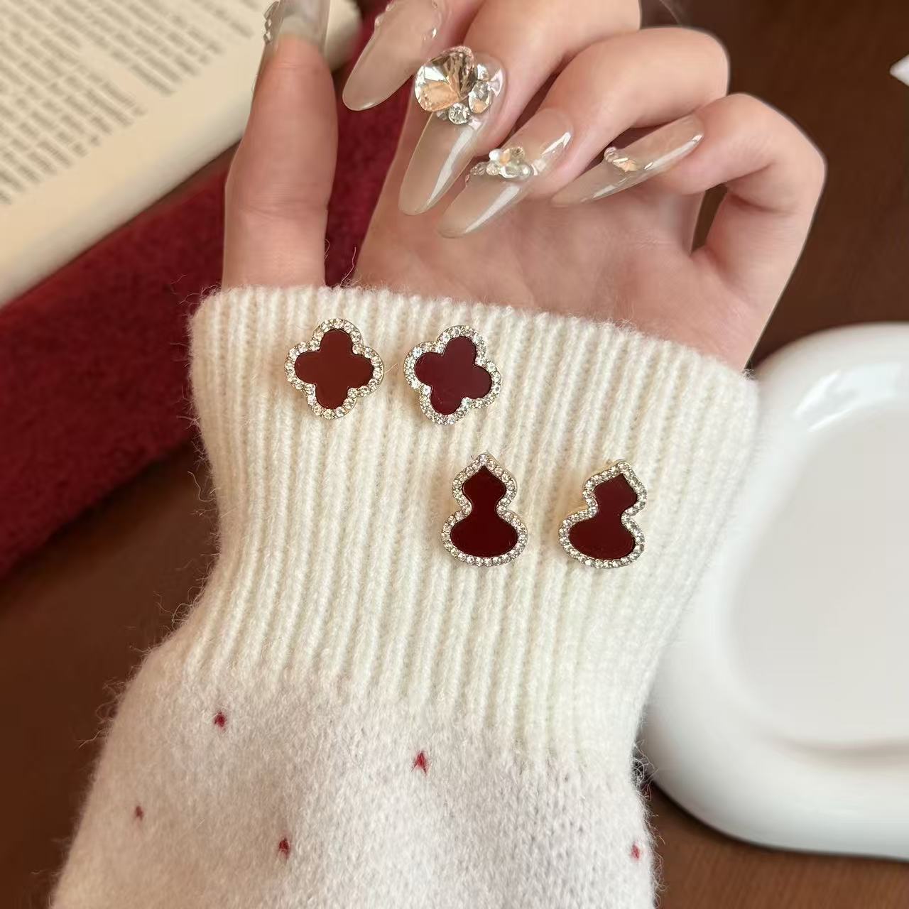 Retro Lucky Red 2025 Casual Four-Leaf Clover New Earrings Super Beautiful Easiest for Match High-Quality Earrings