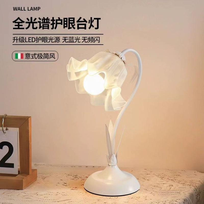 Nuevo dormitorio mariposa cabeza de cama escritorio flor lámpara de escritorio joven fresca lámpara de escritorio de lectura una pieza al por mayor