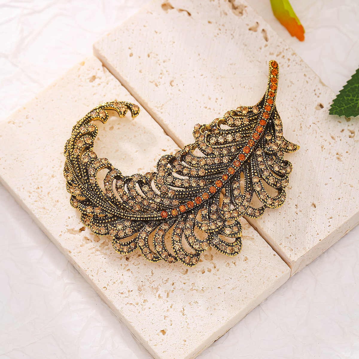 Spilla vintage a forma di piuma con strass per donna_voghion.com