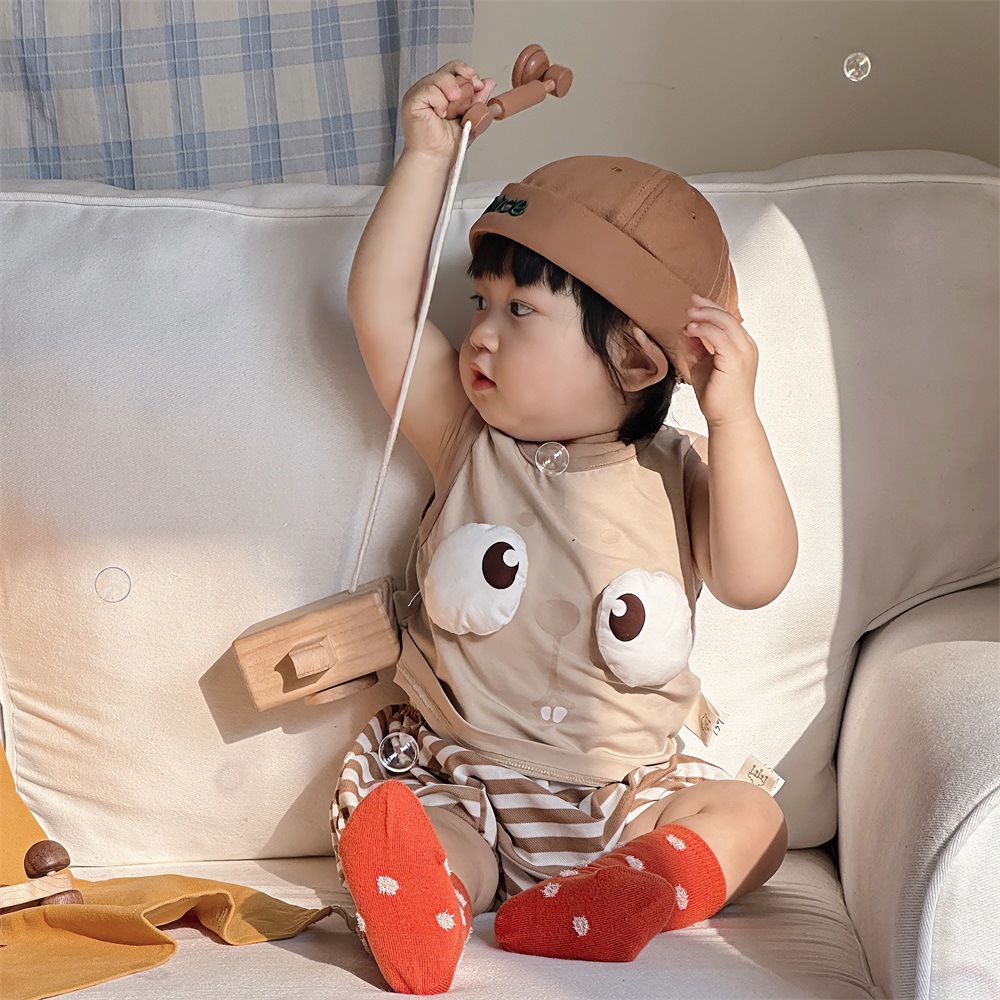 2024 verano versión coreana del traje sin mangas a rayas para bebés de un año, traje delgado a clase, traje de pantalones cortos para bebés