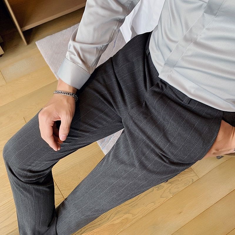 Quần màu xám đậm