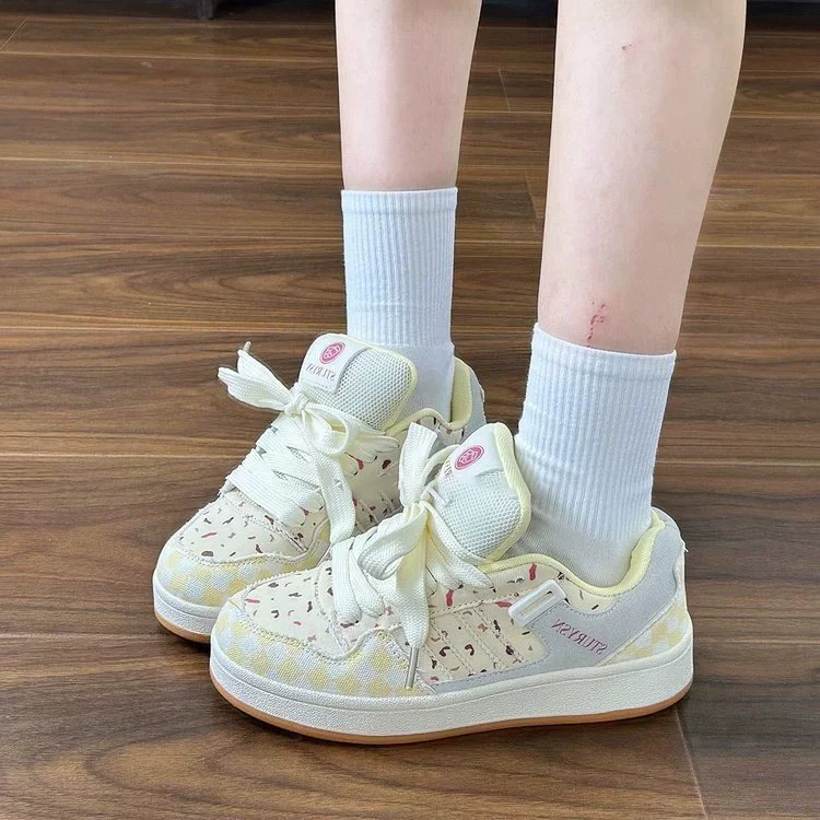 Корейская версия клюквы с цветными туфлями нишевые туфли женская волна 2024 осень новая дикая спортивная повседневная хлебная обувь