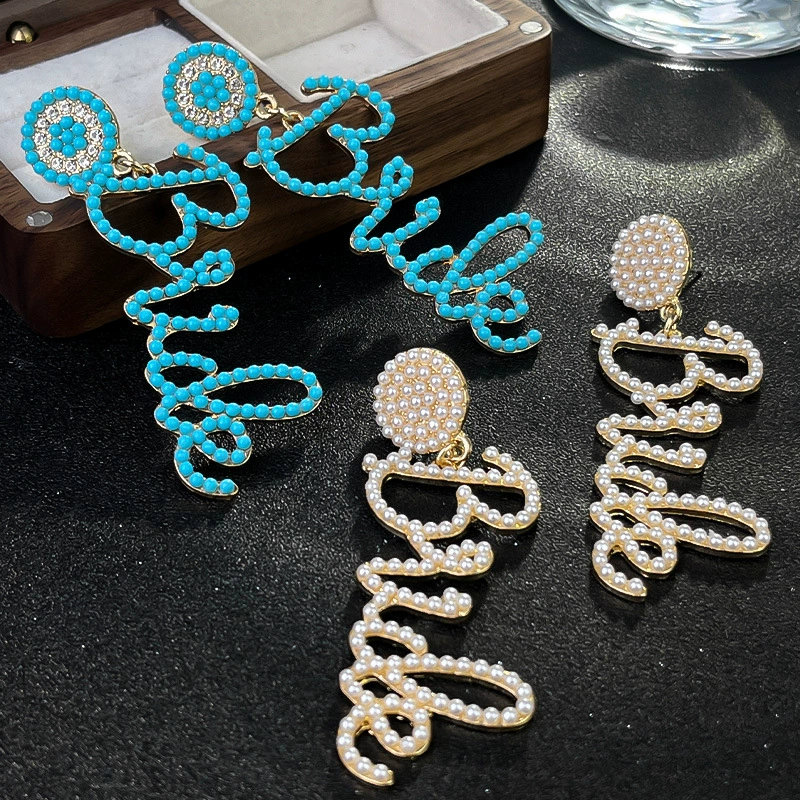 Свадебные серьги оптом: новый стиль, экстравагантный дизайн с рисовыми бусинами и английскими буквами, из сплава.