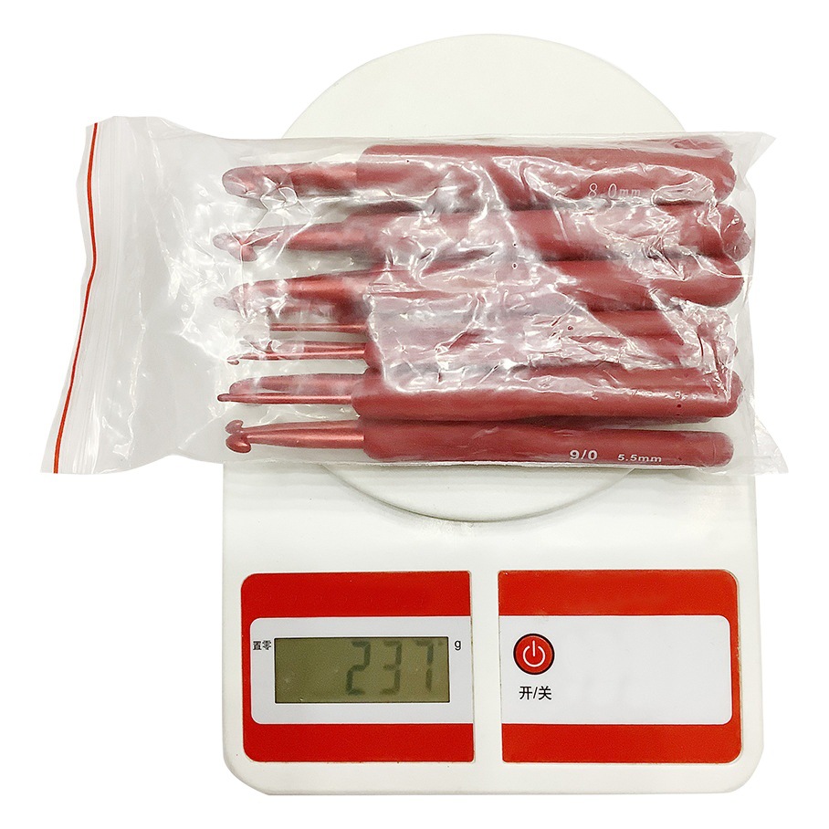 Herramientas de tejer traje de ganchillo TPR silicona aluminio crochet mango rojo plástico recubierto aluminio crochet gran conjunto completo 2.0-10. 0m