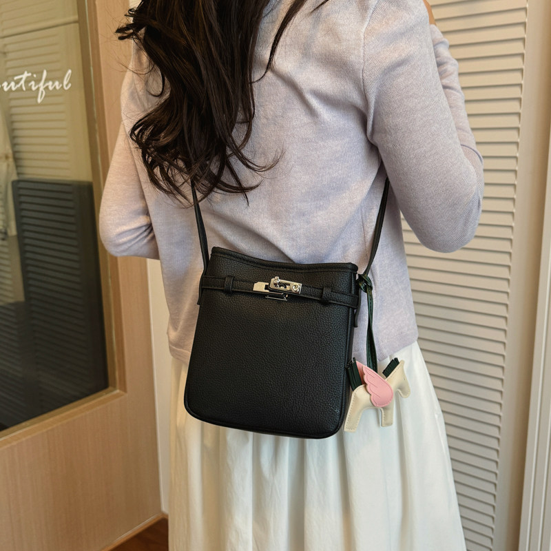 Lichi mujer nueva moda exquisita nicho de fuego verano 2026 temperamento bolso de moda móvil mochila de hombro estampado