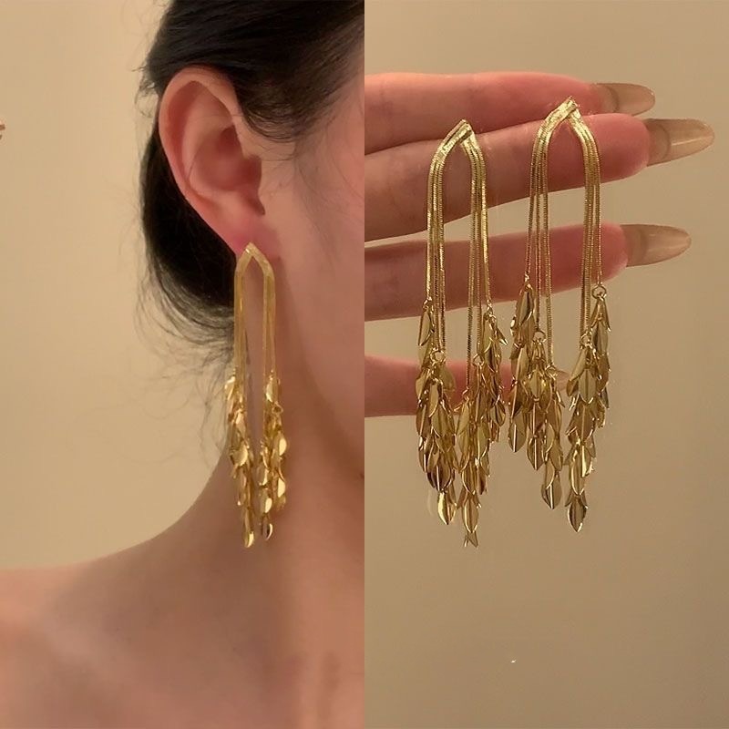 Golden sophisticated earrings