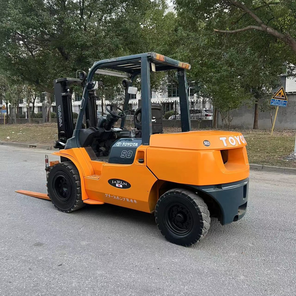 Exportación de comercio exterior Toyota Komatsu de segunda mano 3 toneladas 3.5 toneladas 5 toneladas tres niveles 4.5 metros con camión de transporte lateral