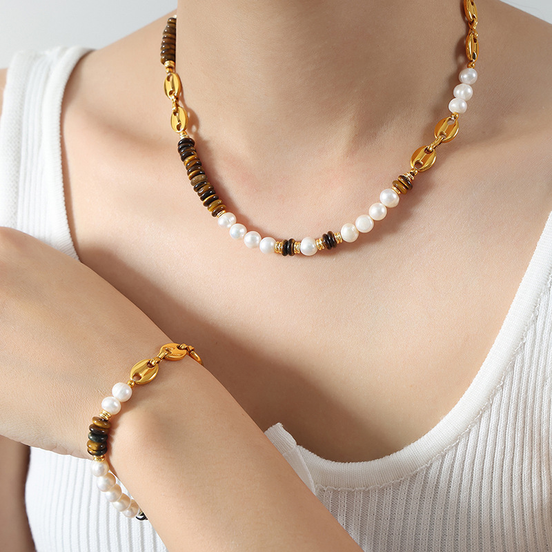 Retro pendant from pearl