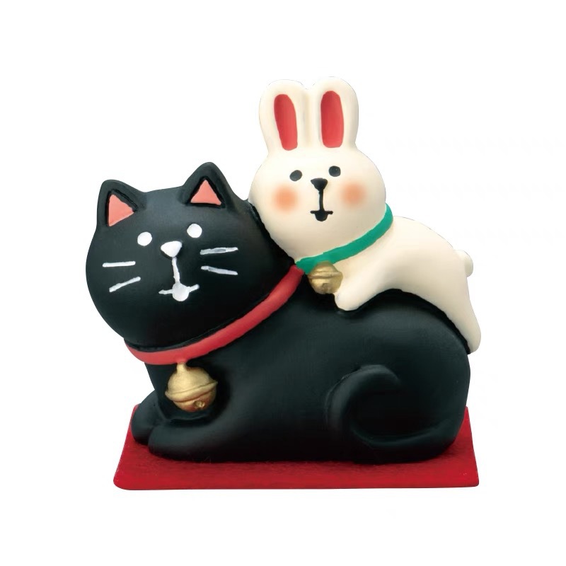검은 고양이 등에 토끼