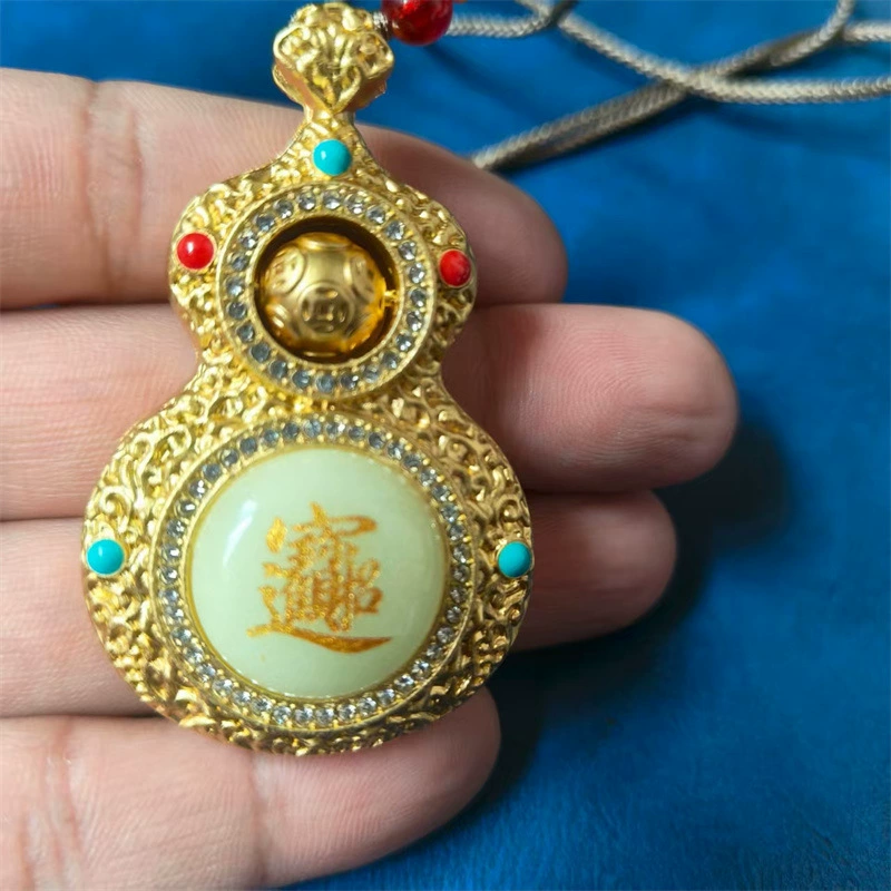 Glowing pendant, handle, bag, mobile phone