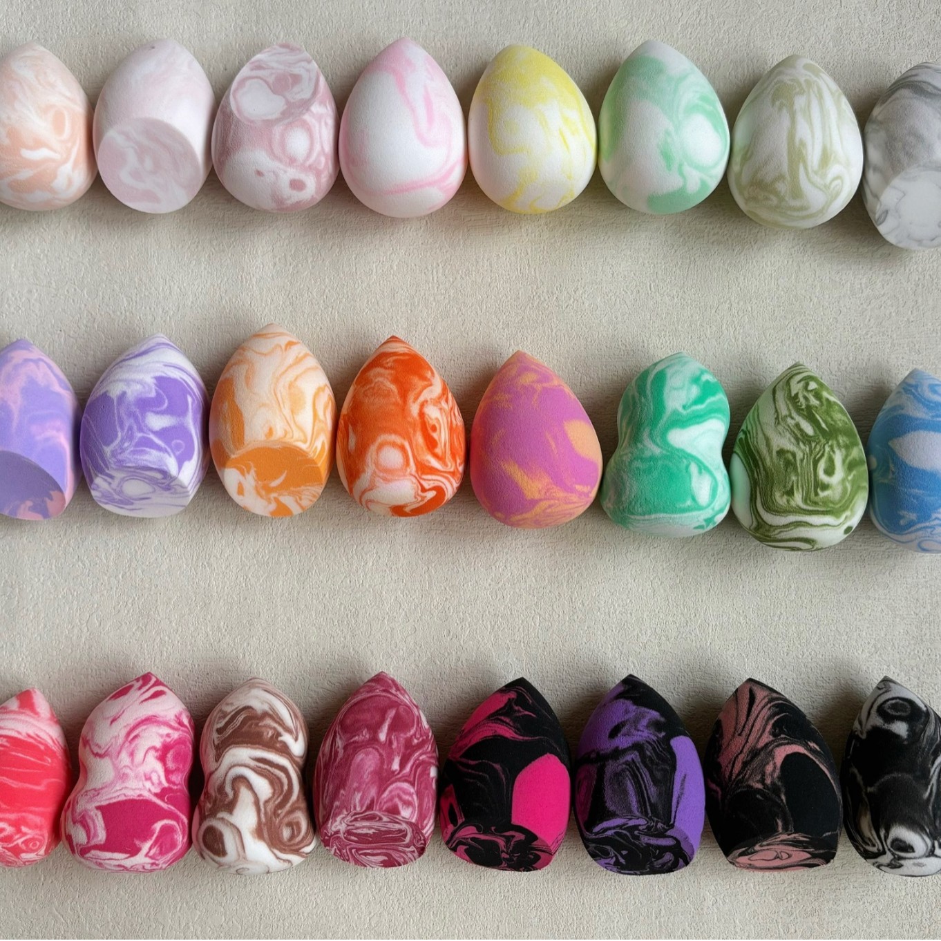 Two-Color Beauty Egg for Applying Makeup Evenly and Evenly. It Can Be Used Wet or Dry Without Eating Powder. It Is Super Soft and Comes in Multiple Colors. It Is Easy to Use and Recommended