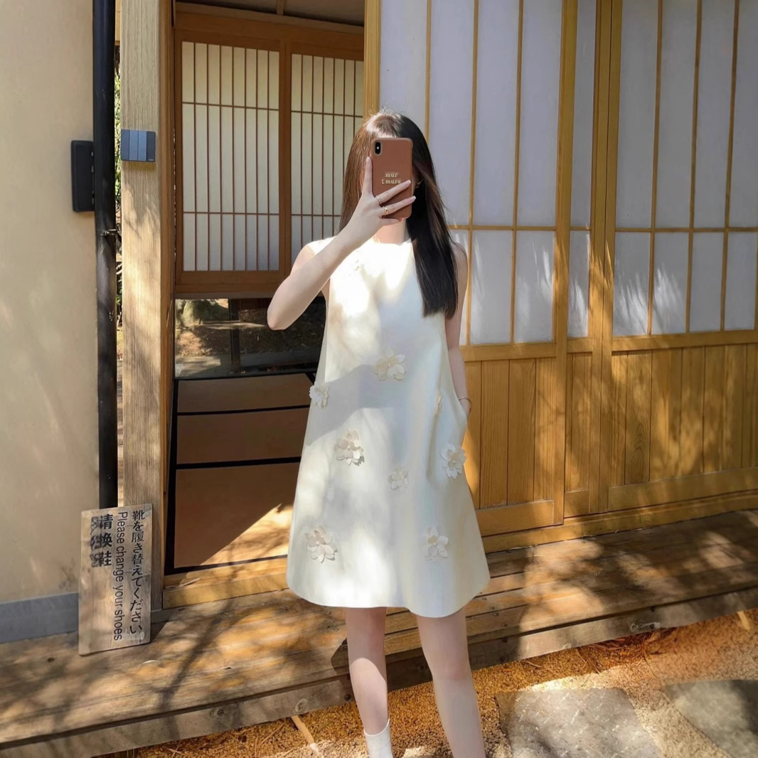 Three dimensional small dress with sleeves with a round collar