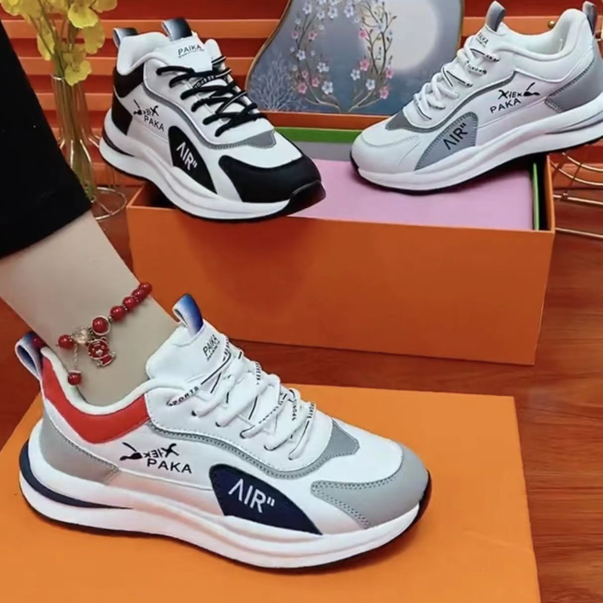 흰색과 빨간색 가죽