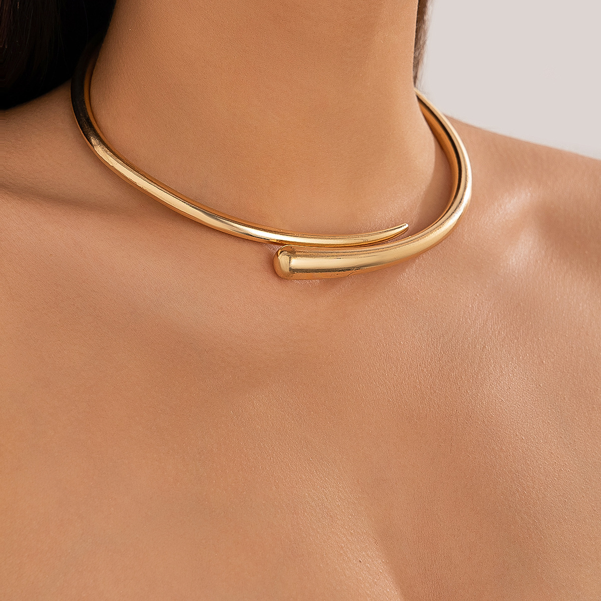 Personalidad transfronteriza abraza resorte abierto collar choker femenino simple en joyería de metal fría