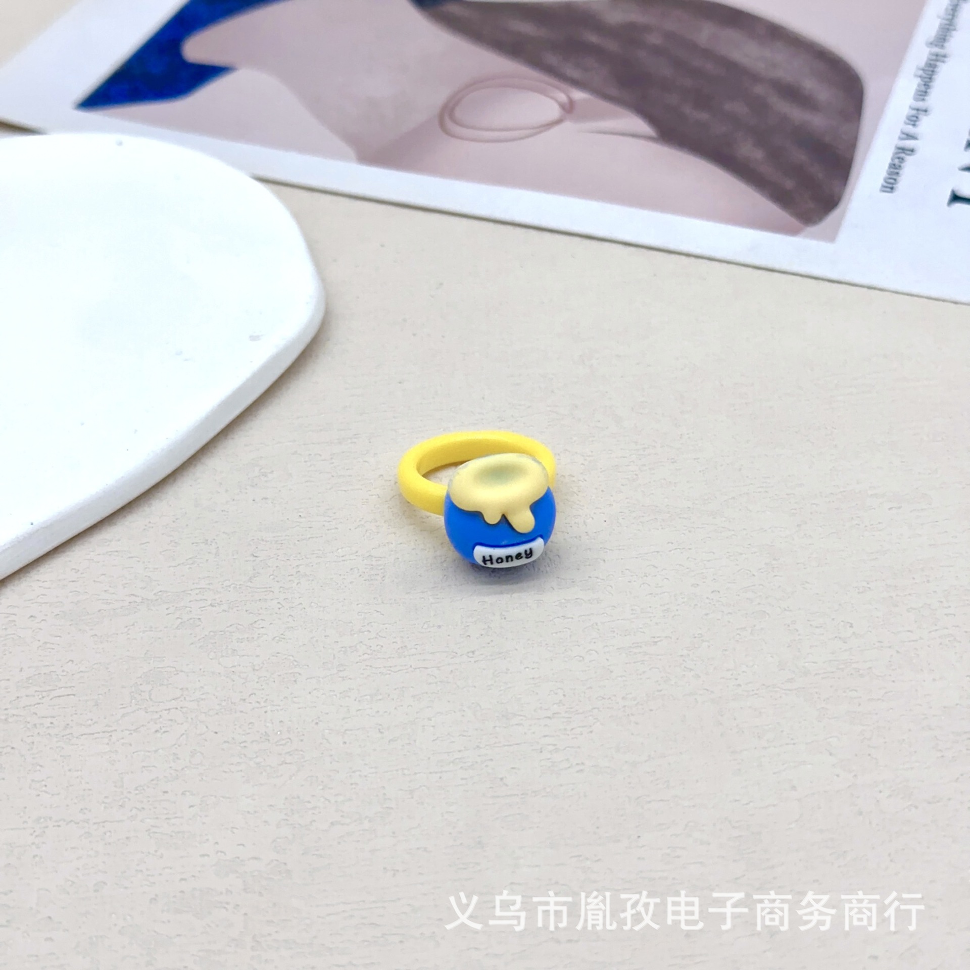 Anillo divertido de dibujos animados lindo anillo de dedo índice de resina acrílica femenina ins nicho diseño oso anillo de olla de miel moda