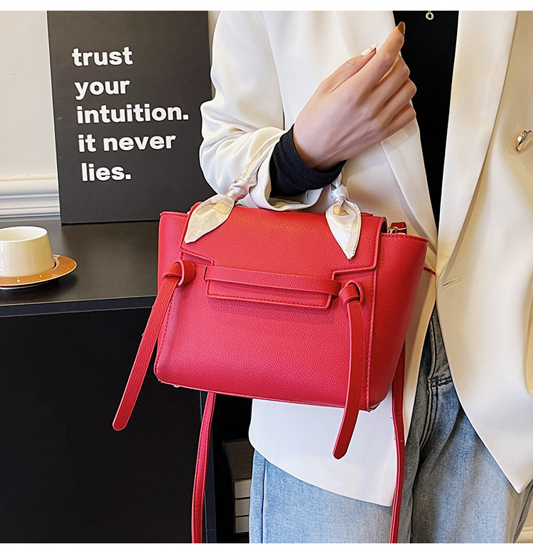 Bolso de moda y estilo occidental de moda bolso de mensajero de un solo hombro de diseño de nicho bolso cuadrado pequeño coreano de color sólido