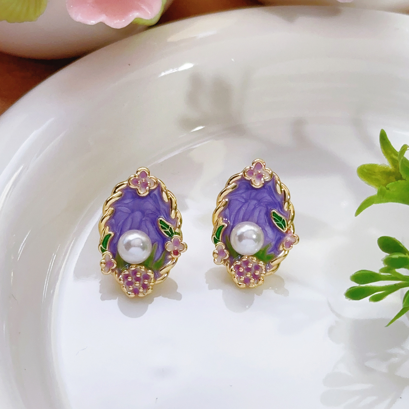 Pendientes de perlas Zhuji, temperamento blanco francés, pendientes antiguos, desplazamientos diarios, lujo ligero, joyería de orejas de alta gama al por mayor