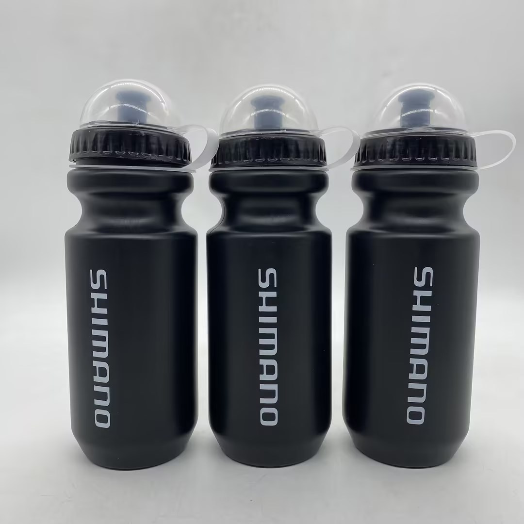 Venta al por mayor de plástico de equitación hervidor negro nueva bicicleta de montaña deportes taza de agua de plástico