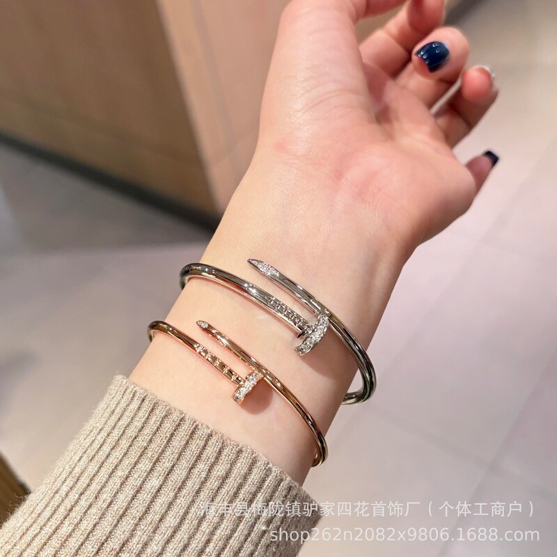 High-end 18K rose gold-plated bracelet with nail design, available in both thick and thin versions, featuring diamond accents at the ends, a stylish couple's bracelet, factory direct sales High-end 18K rose gold-plated bracelet with nail design, available in both thick and thin versions, featuring diamond accents at the ends, a stylish couple's bracelet, factory direct sales