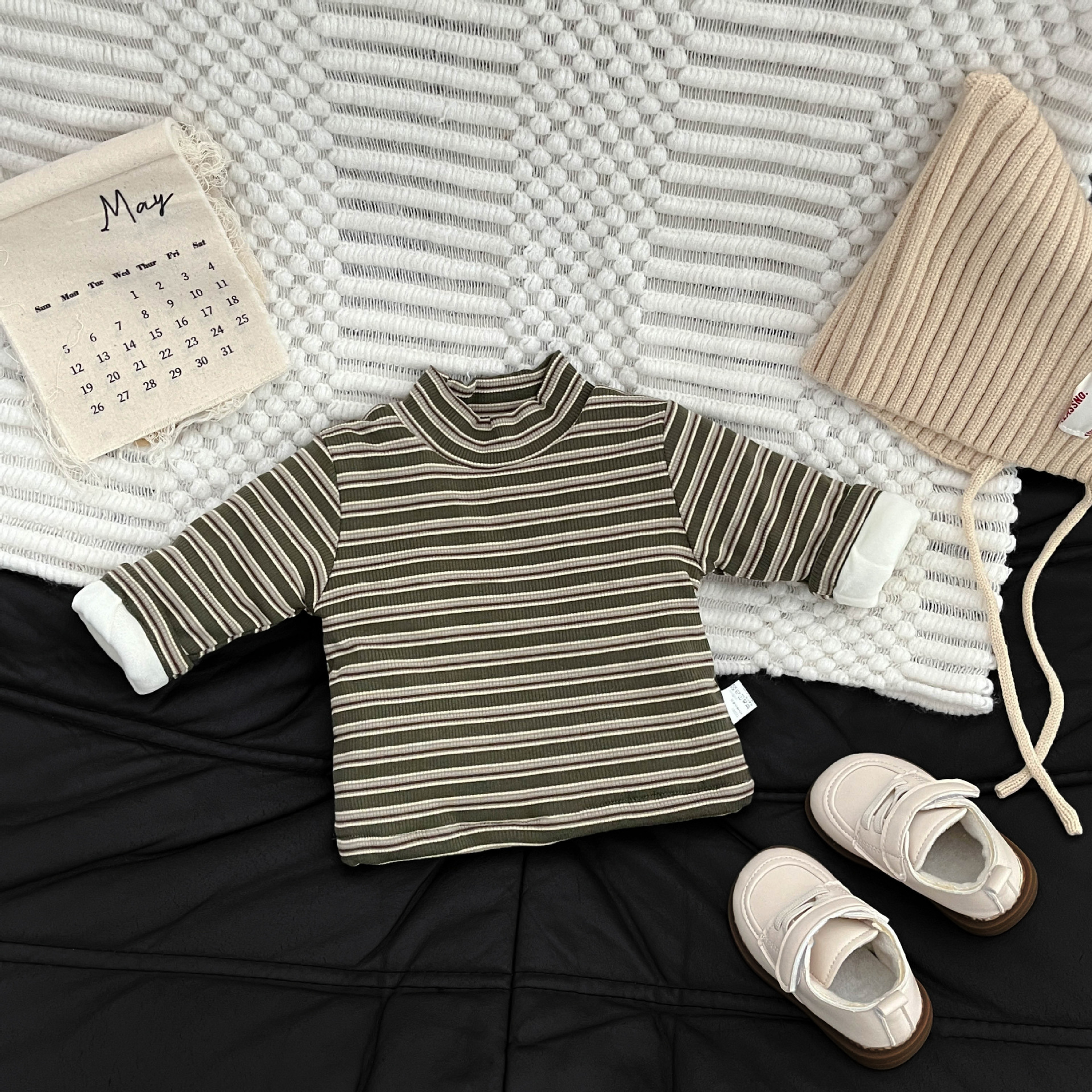 Camiseta de base de algodón caliente para bebés 2025 invierno nuevo estilo de bebés de estilo extranjero estriado medio cuello alto camiseta de manga larga