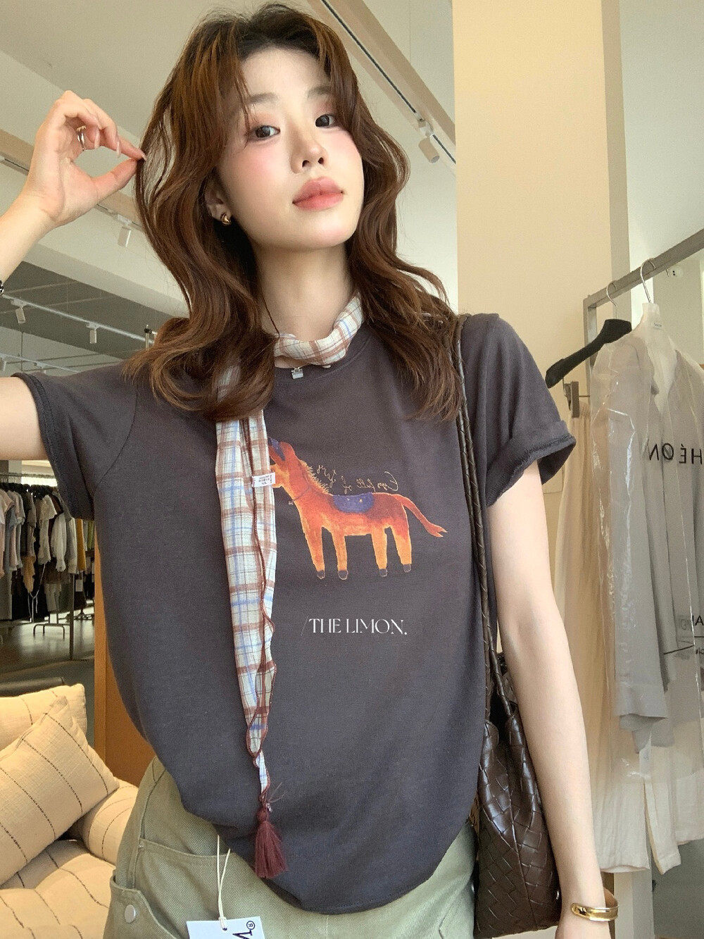 Áo thun nữ cổ tròn tay ngắn in hình ngựa hoạt hình kèm khăn lụa — Xám cacbon, màu trắng, màu kaki chi tiết 14