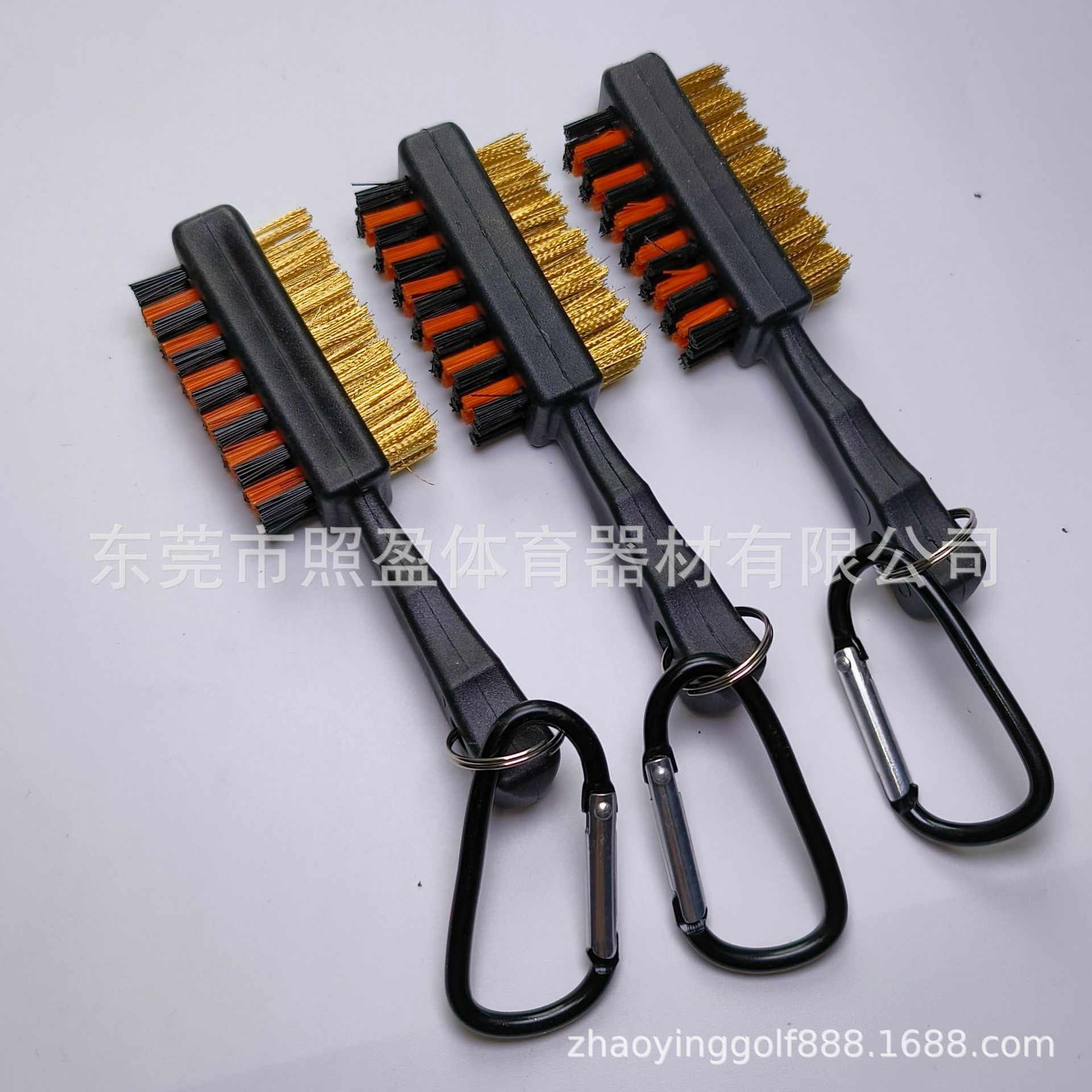 Los fabricantes producen palos de golf, cepillos de cabeza, cepillos de limpieza de golf, cepillos de doble cara, cepillos