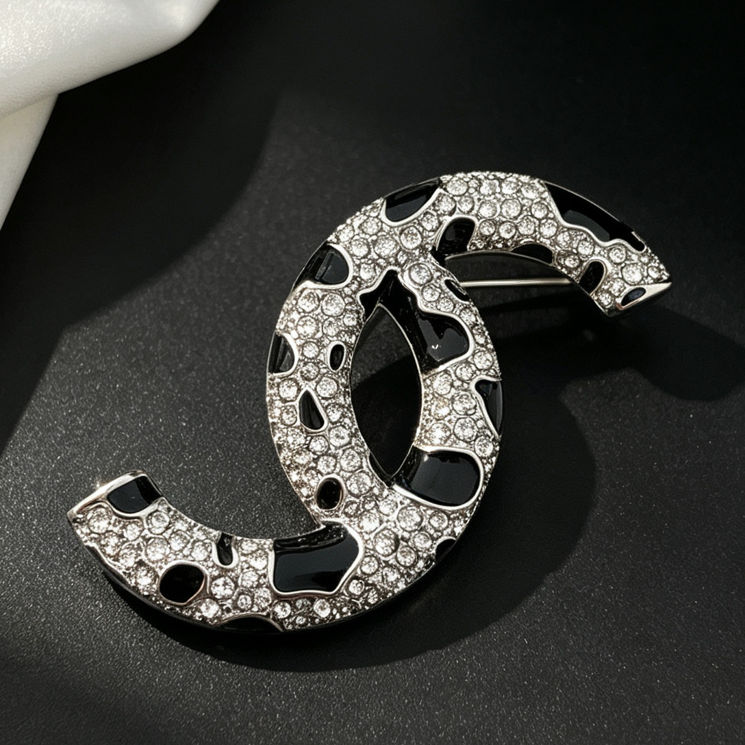 26 new models of Chanel-style black and white leopard print brooches, fully encrusted with diamonds, enamel interwoven circular pins, light luxury accessories for ladies