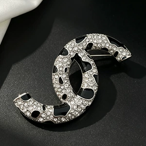 26 new models of Chanel-style black and white leopard print brooches, fully encrusted with diamonds, enamel interwoven circular pins, light luxury accessories for ladies