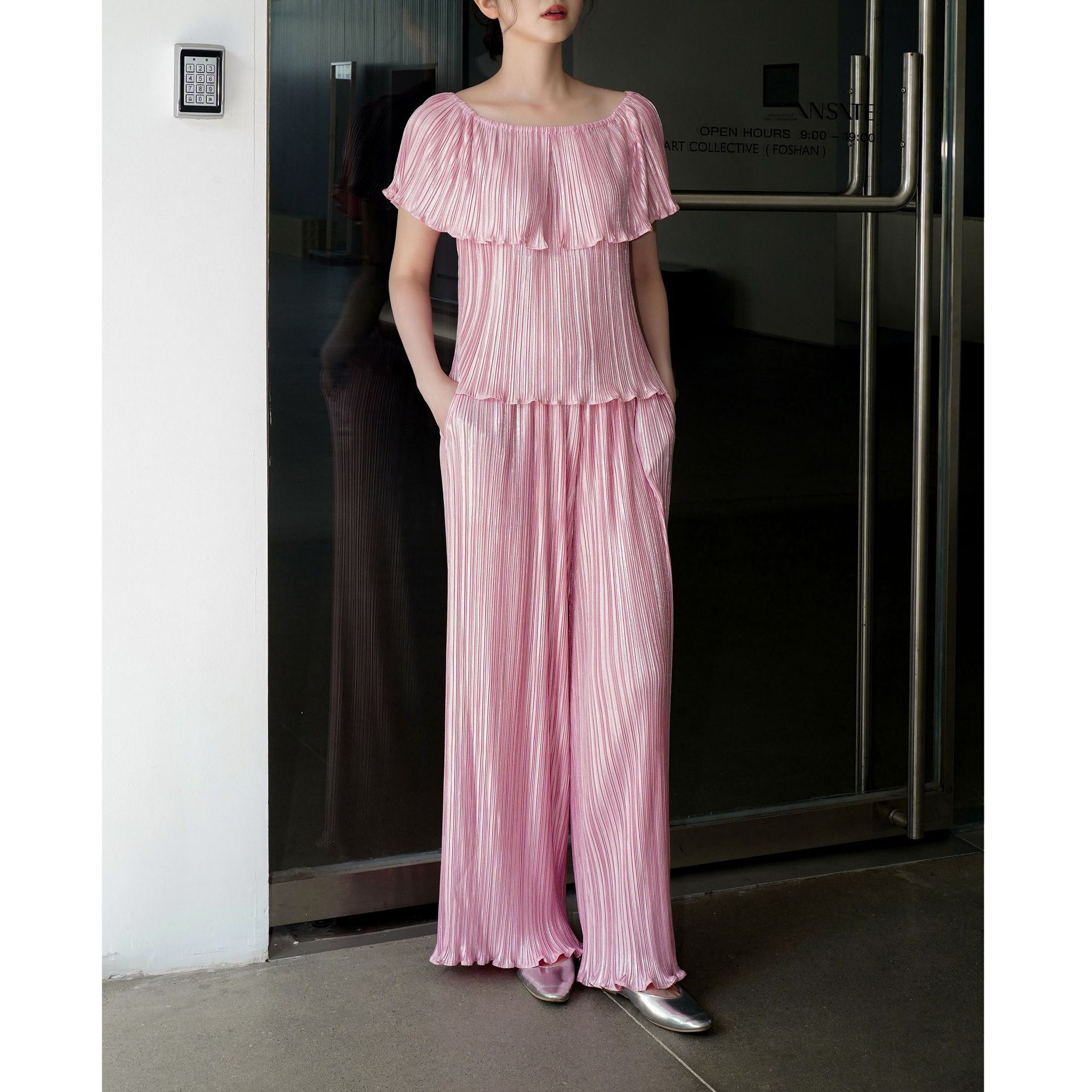 Quality 2025 Summer Miyake High-end Pleated Glitter Fabric European and American Fashion One-Shoulder Trousers Set