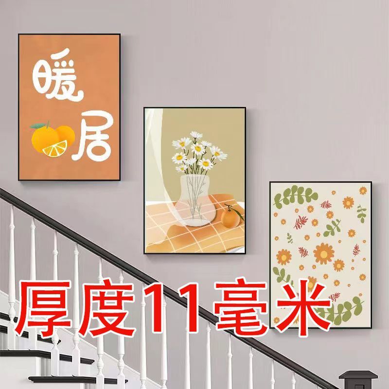 複式階段の入り口の間に装飾画があります。|undefined