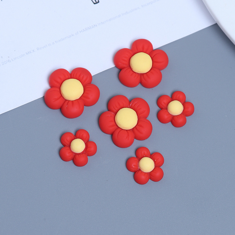 一輪の赤い花の五弁の花のクリームの携帯のケースのdiyの材料は手でネットの赤い樹脂の部品ののりを作ります。