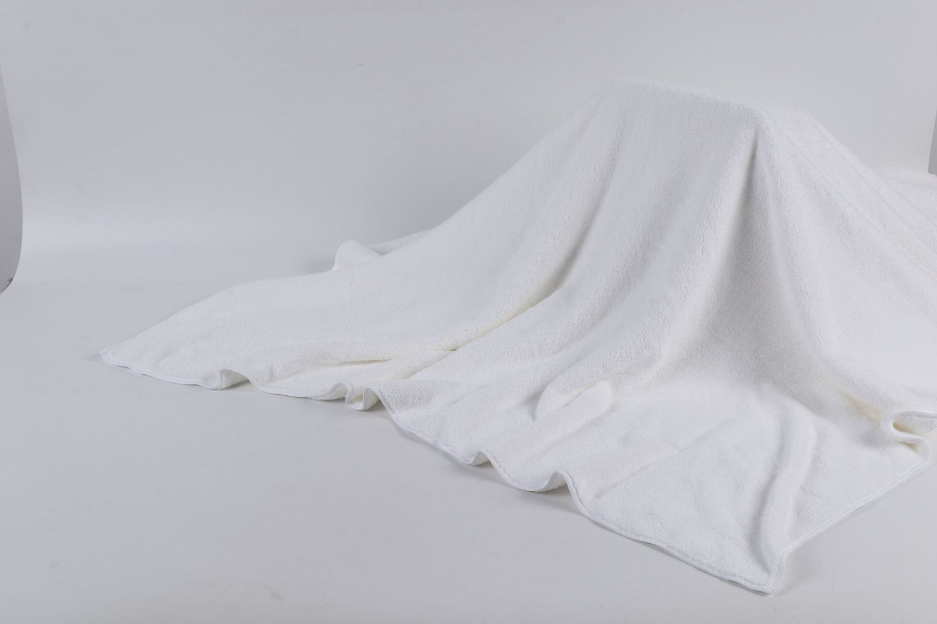 Toalla de baño de lana de coral de alta densidad personalizada de fábrica para aumentar el grosor, fuerte absorción de agua, sin pérdida de cabello, toalla de baño de color sólido al por mayor