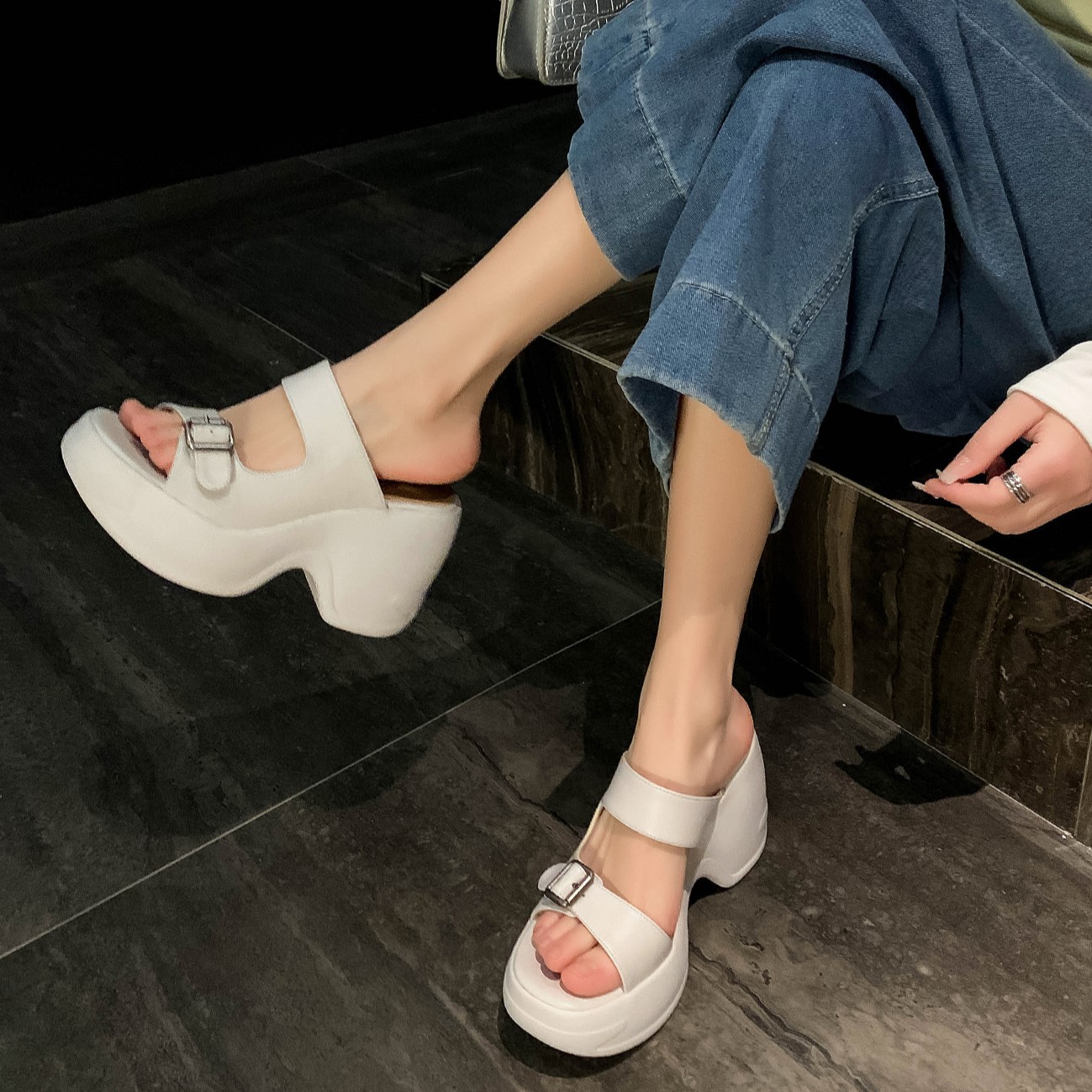 Dép sandal nữ xỏ ngón đế bệt, quai ngang hở mũi, đế dày tăng chiều cao, chống trượt, đi biển mùa hè — màu đen, màu trắng ngà, màu mơ