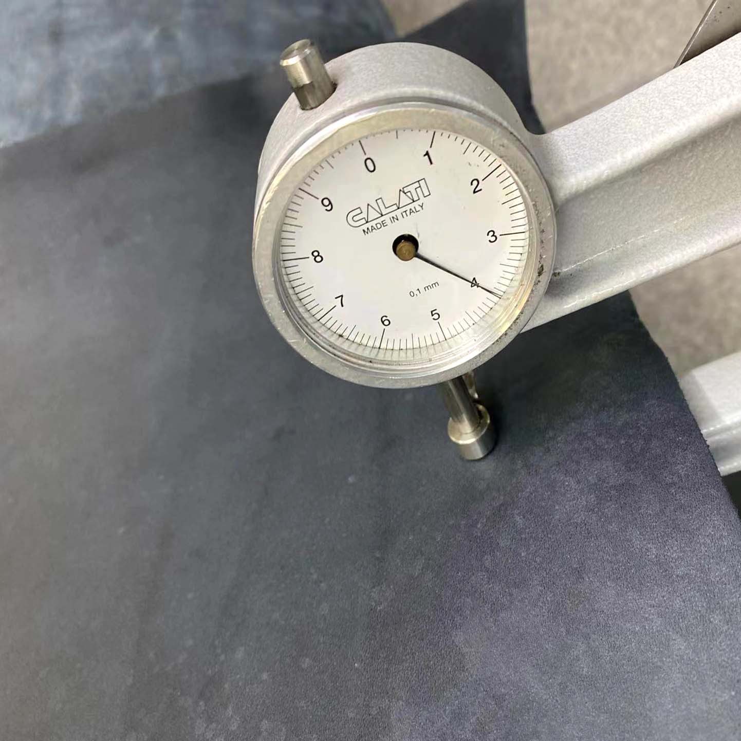 现货黑色三边直4MM5MM头层牛皮植鞣皮革皮带包包皮 牛皮料批发